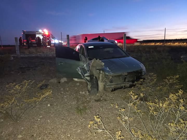 Dos mujeres resultaron heridas por salida de camino en la Delicias-Chihuahua