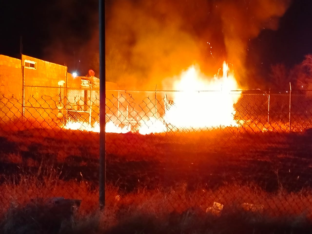 Movilización de Bomberos por incendio en patio de vivienda en Cumbres del Deporte