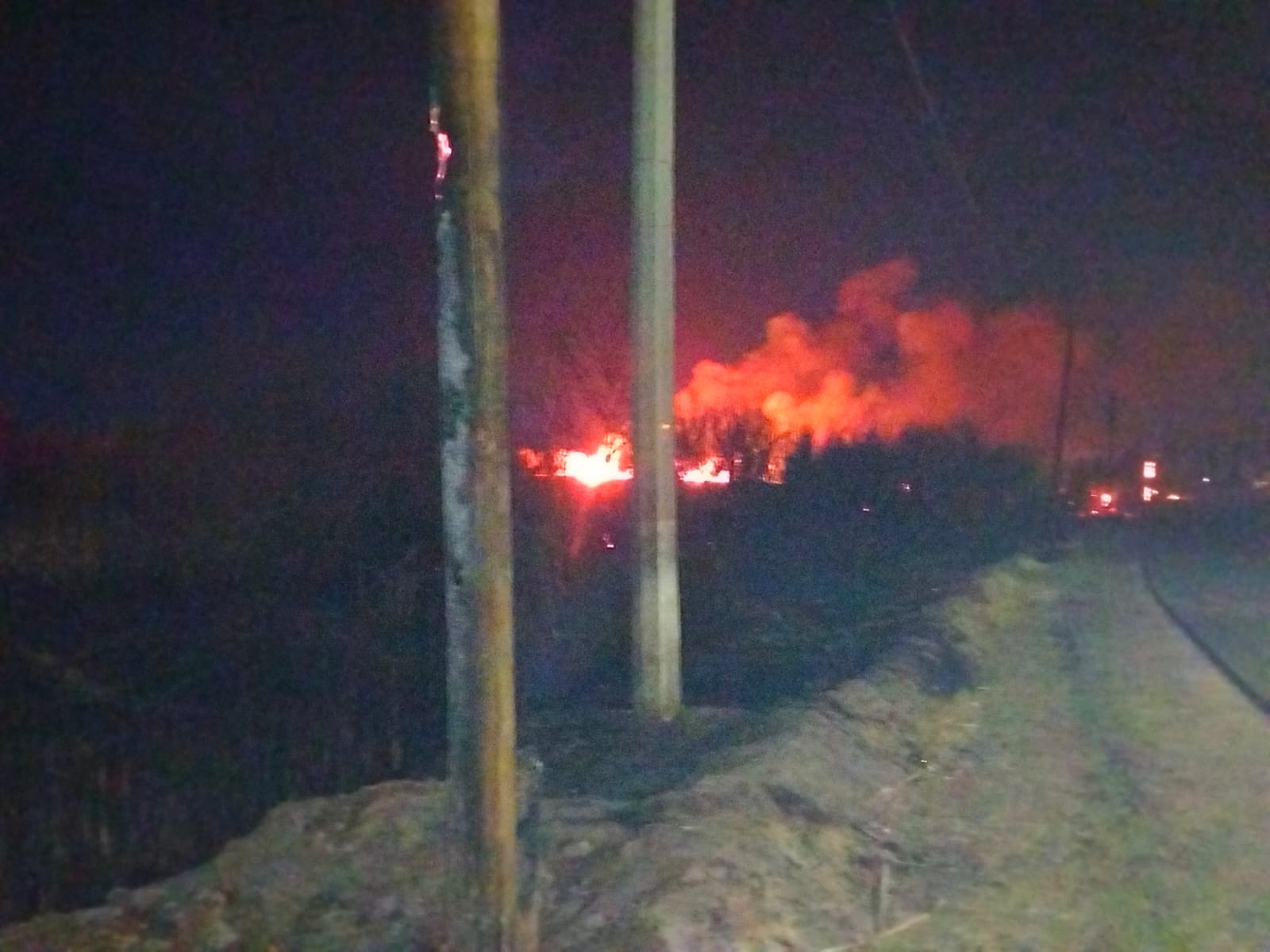 Incendio entre Orranteño y Las Varas consumió postes y vegetación