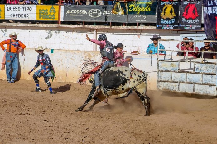 Encabeza Jesús Valenciano exitoso rodeo en el Festival del 92 Aniversario de Delicias