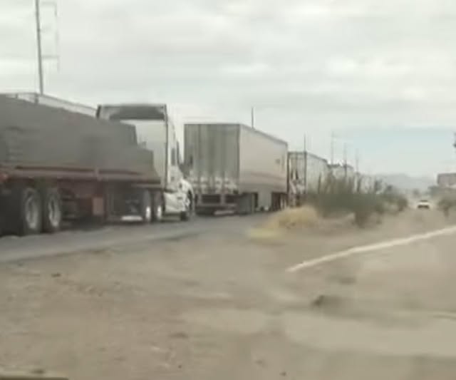 Se mantiene cerrada la carretera Delicias-Chihuahua por protesta de productores lecheros