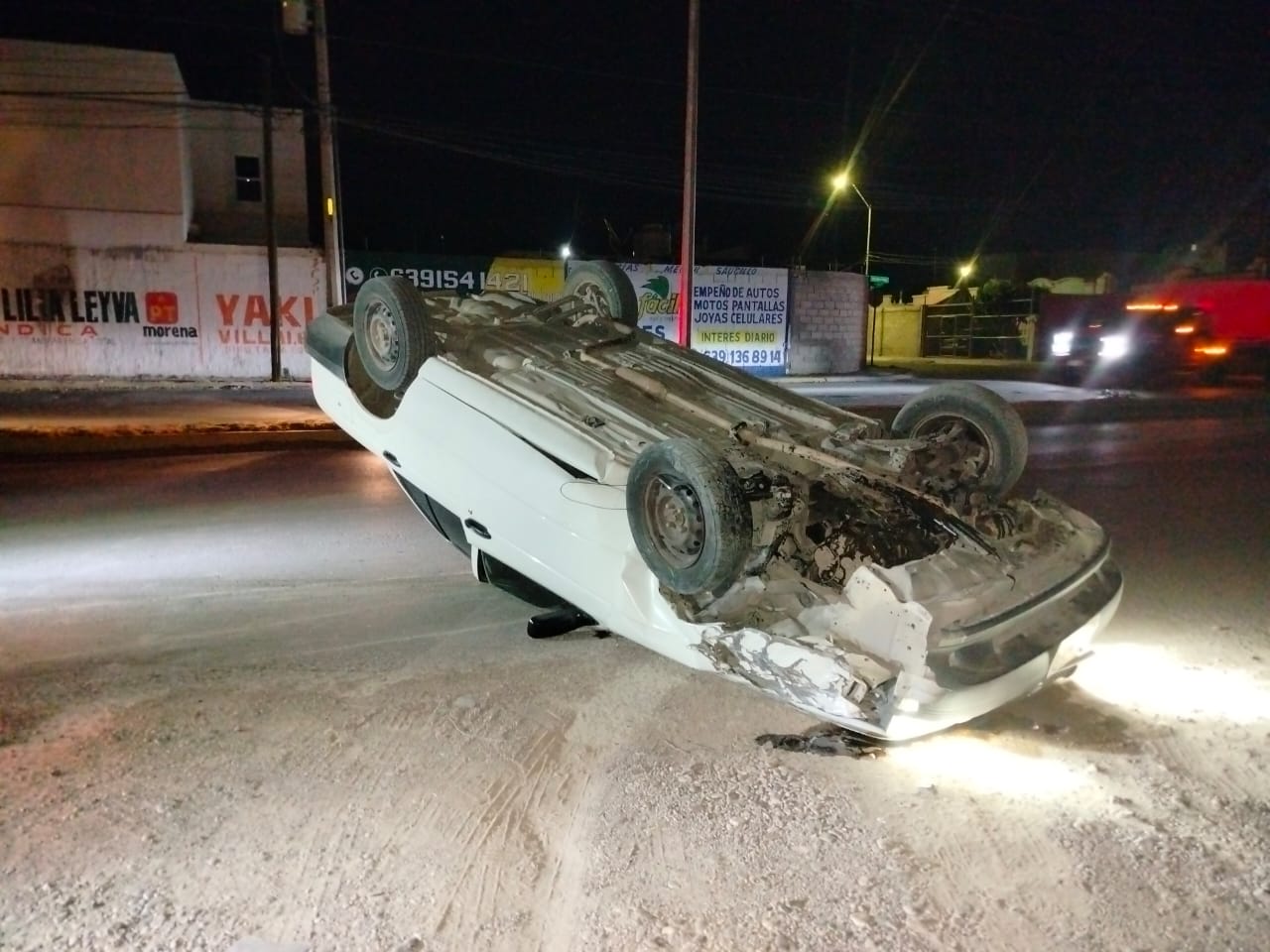 Volcó auto en la Solidaridad; conductor casi salió ileso