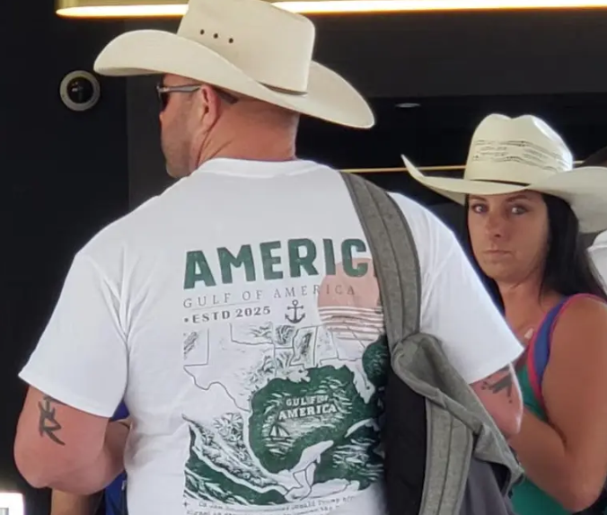 Turista estadounidense causa indignación en México por usar una playera del ‘Golfo de América’
