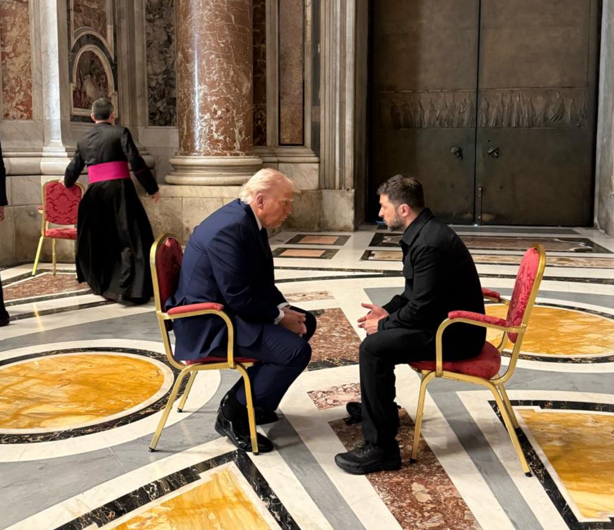 Conversan Trump y Zelenski en la Basílica de San Pedro sobre la guerra