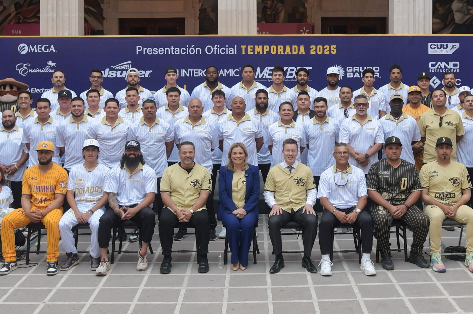 Maru Campos acompaña a Dorados de Chihuahua en la presentación de la temporada 2025 de la LMB