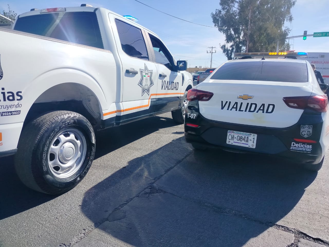 Omite semáforo en rojo y provoca choque contra ambulancia