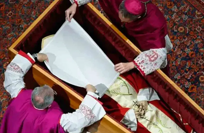 El último adiós al Papa Francisco: cómo se prepara su cuerpo para tres días de velatorio