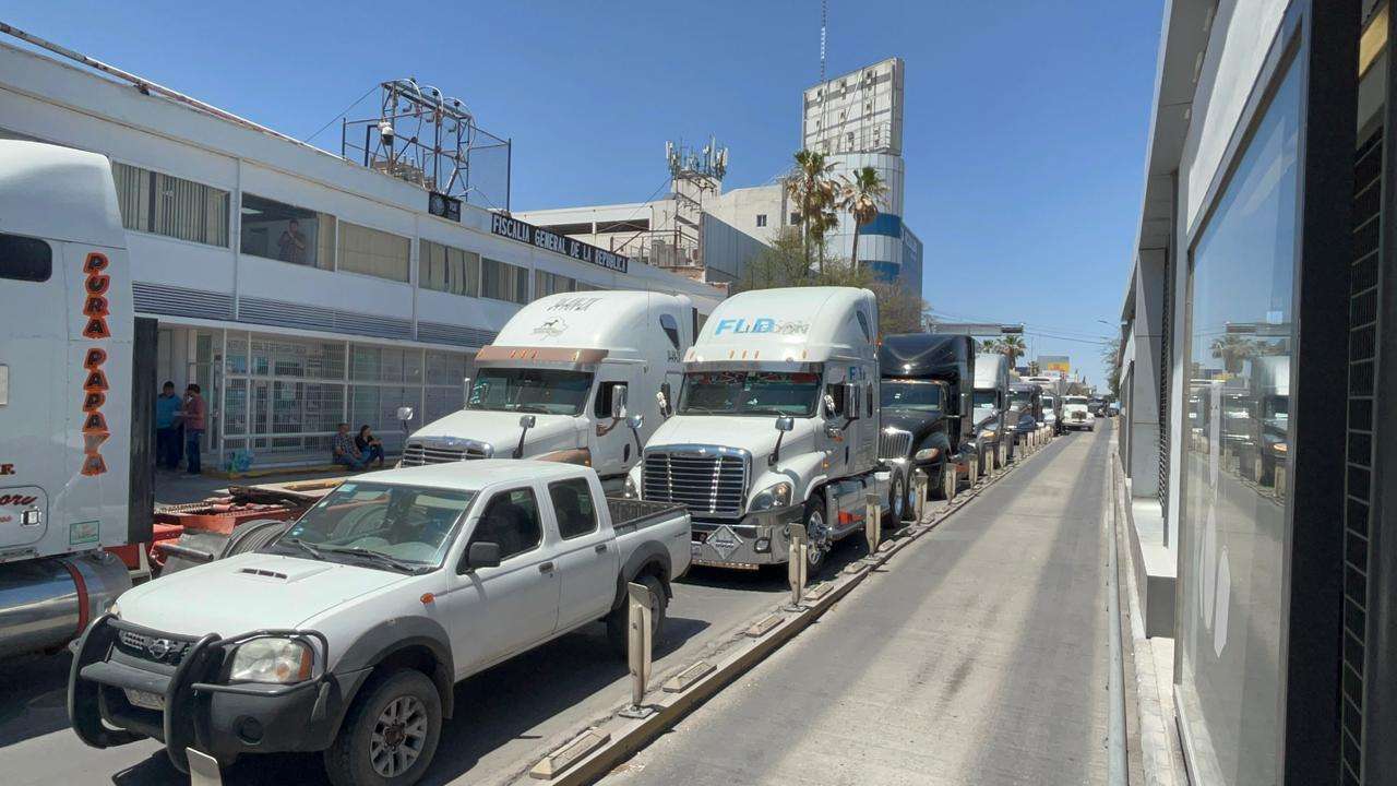 Se plantan traileros en la FGR por extorsiones de la GN