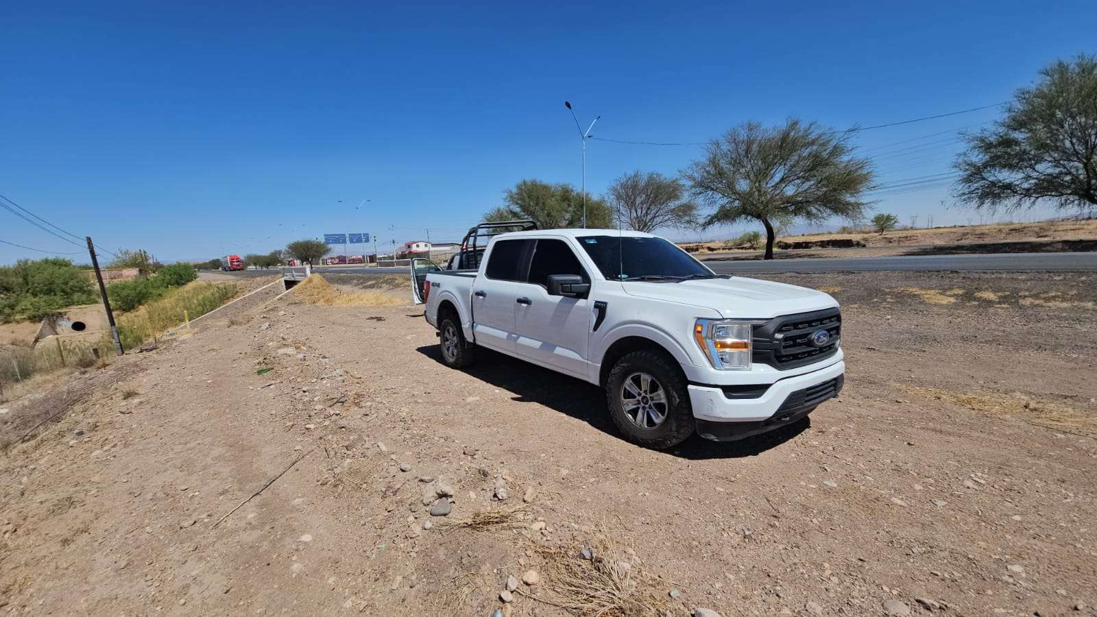 Hallan cuerpo en arroyo de la carretera Chihuahua-Delicias
