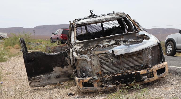 Enfrentamientos y vehículos quemados en la carretera a Ojinaga; parece zona de guerra