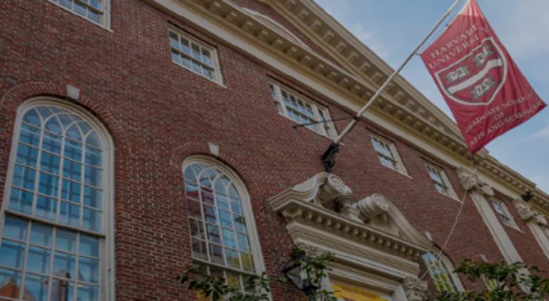 Demandó Harvard a gobierno de Trump por recortes en financiación