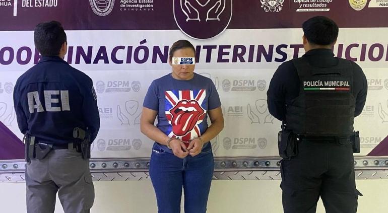 Detienen a mujer acusada de simular robo de 14 mil pesos en plaza comercial de la capital