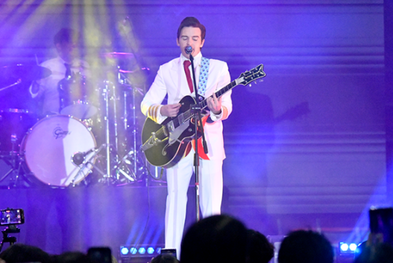 Despide Drake Bell a su ingeniero de audio en pleno concierto