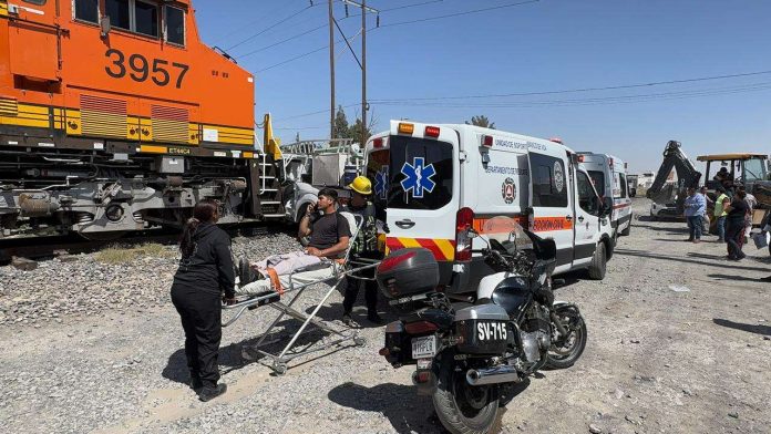 Arrastra tren a camioneta de la JMAS, hay tres lesionados