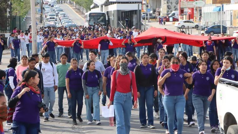 Estudiantes de la Escuela Normal de Saucillo marchan en Chihuahua para conmemorar la represión de 2002