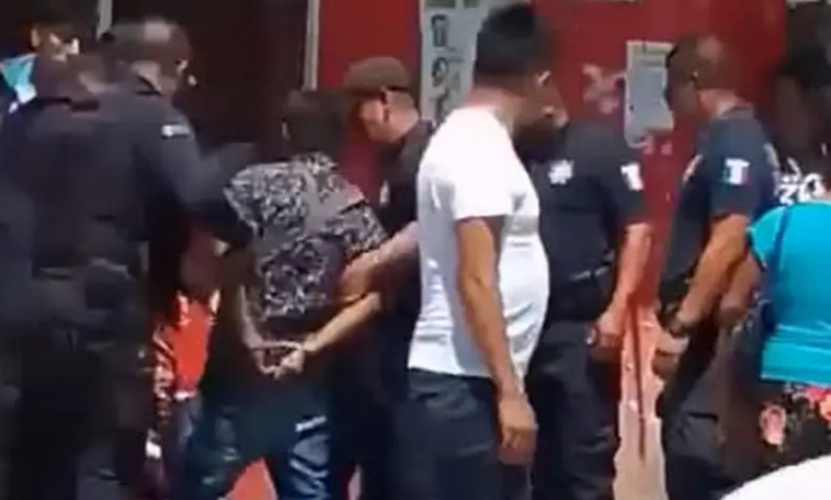 Policías violentan a comerciantes por vender jitomate y cebolla en la calle
