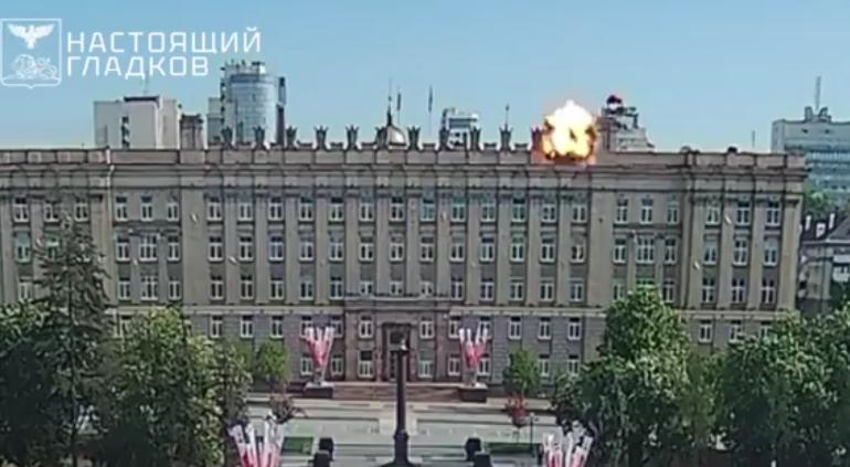 Momento en que dron kamikaze impacta edificio de gobierno en Rusia