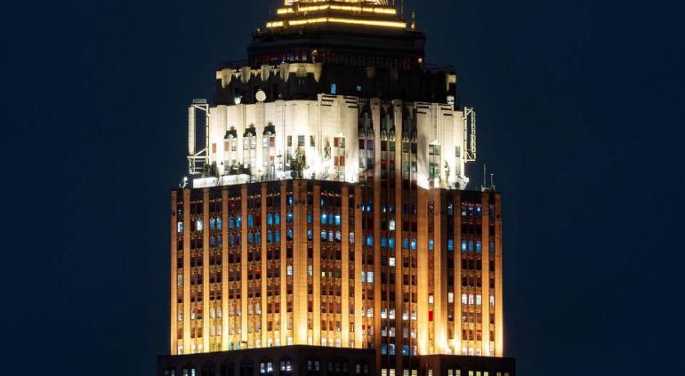 Empire State se viste de blanco y dorado en honor a León XIV