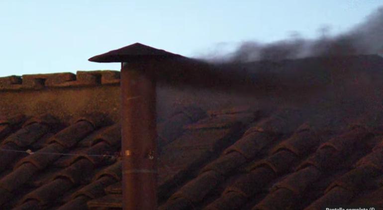 Cónclave: Primera fumata, salió humo negro de la chimenea