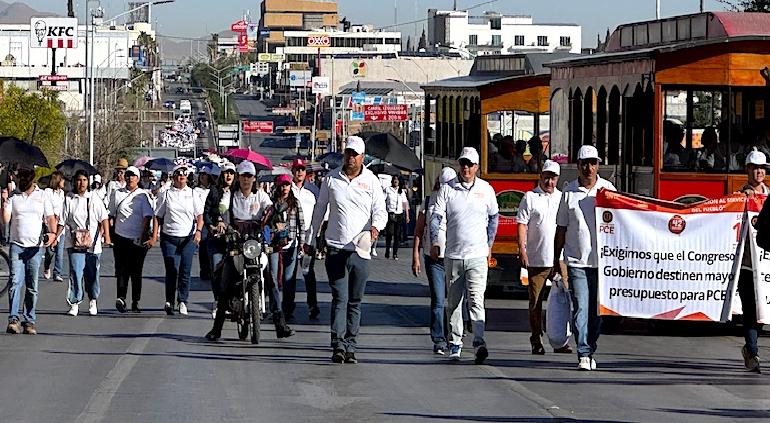 Realiza Sección 42 su propia marcha; exigen mejoras a Pensiones