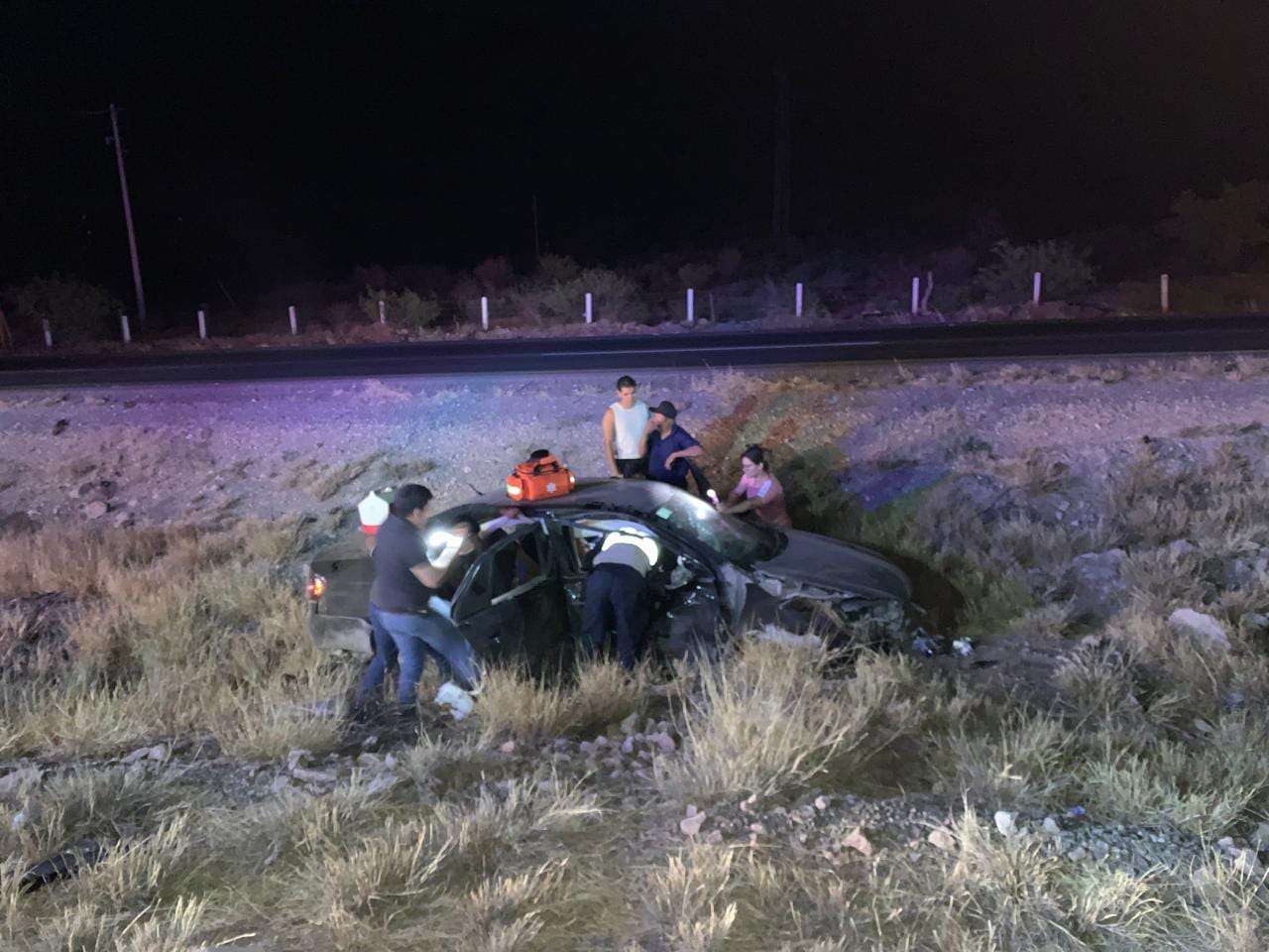 Muere hombre al volcar su auto en la carretera a Delicias