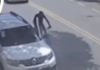 ¡POR NO ESPEJEAR!: Mujer abre puerta de su auto y lanza a ciclista bajo las ruedas de otro vehículo