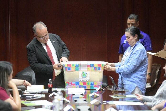 Aspirantes consultan resultados del examen de admisión UACH 2026