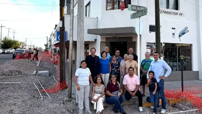 Vecinos y comerciantes reunidos en la 4ª Norte para respaldar la remodelación del Centro de Delicias