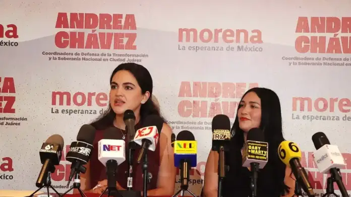 Andrea Chávez durante su presentación en Ciudad Juárez tras recibir nueva encomienda de Morena